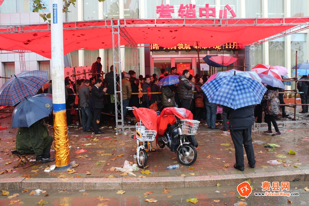 万人空巷抢商铺  蓝色港湾广场火爆认筹