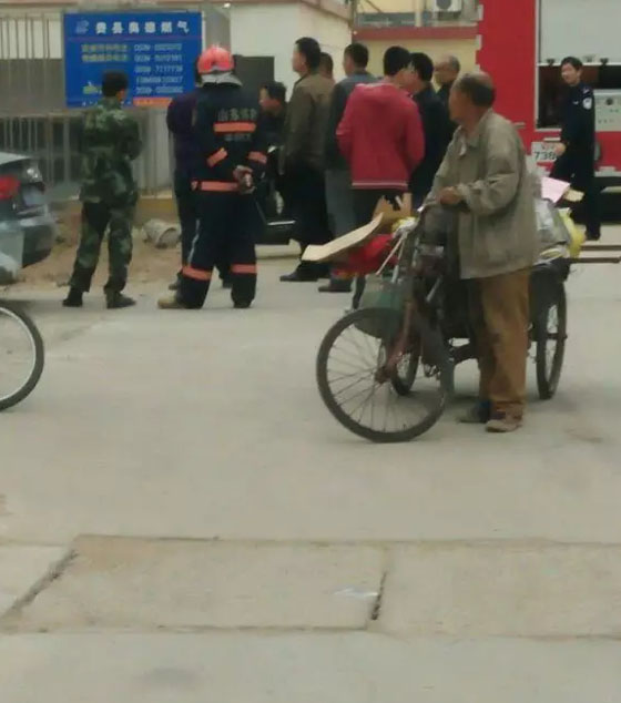 惊险！天马附近小区煤气管道被挖断，煤气泄露声音如下雨！
