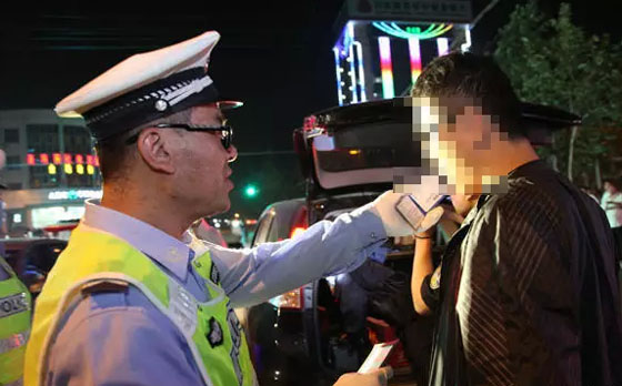 费县交警开展夜查行动 两个半小时查处131起
