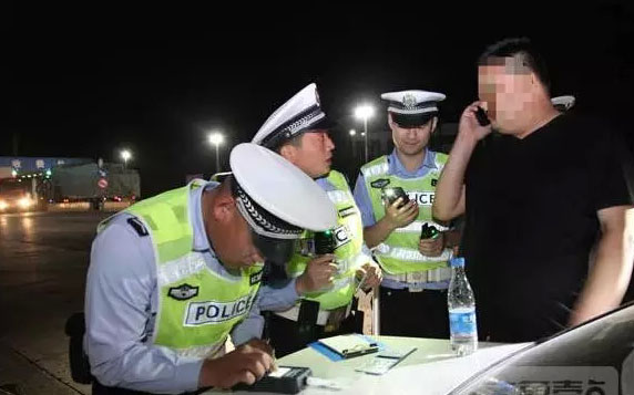 费县异地用警夜查危驾 司机嫌拍照丢人