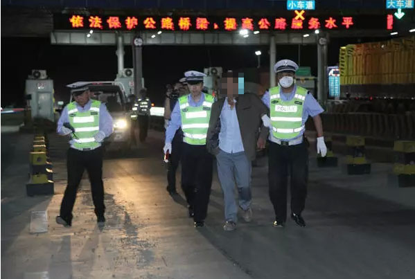 费县异地用警夜查危驾 司机嫌拍照丢人