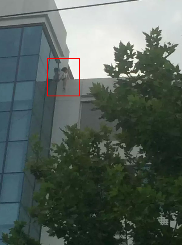 费县东方城一女子跳楼轻生...