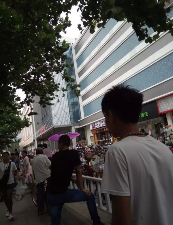 费县东方城一女子跳楼轻生...