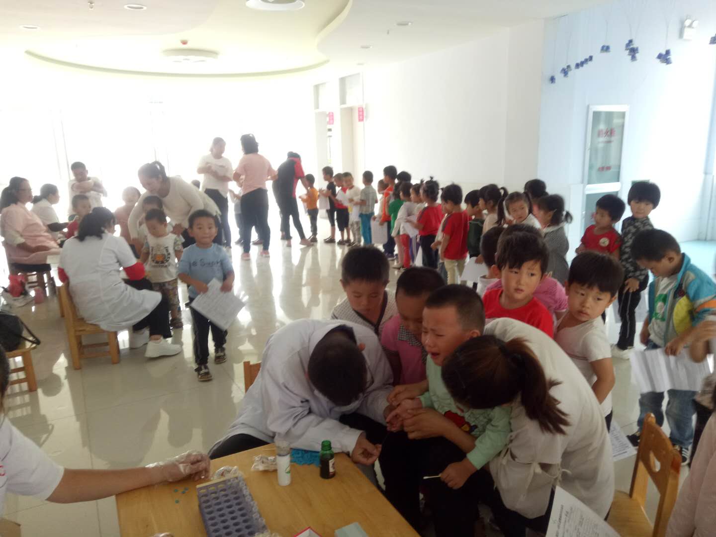 在老师的带领下排队检查