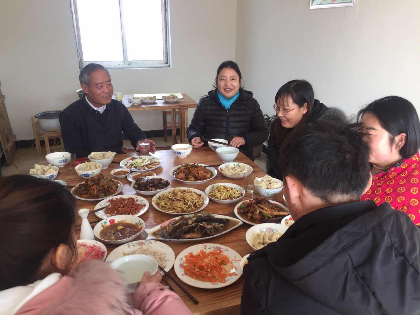 虽然条件艰苦但大家笑逐颜开