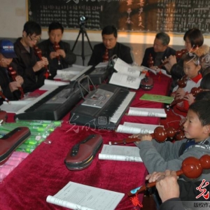 费县爱心人教农村娃学乐器圆音乐梦